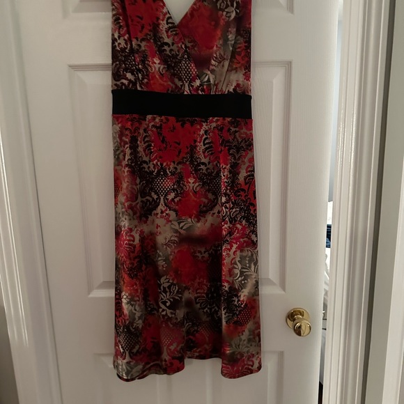 Black and red patterned dress - Picture 2 of 6